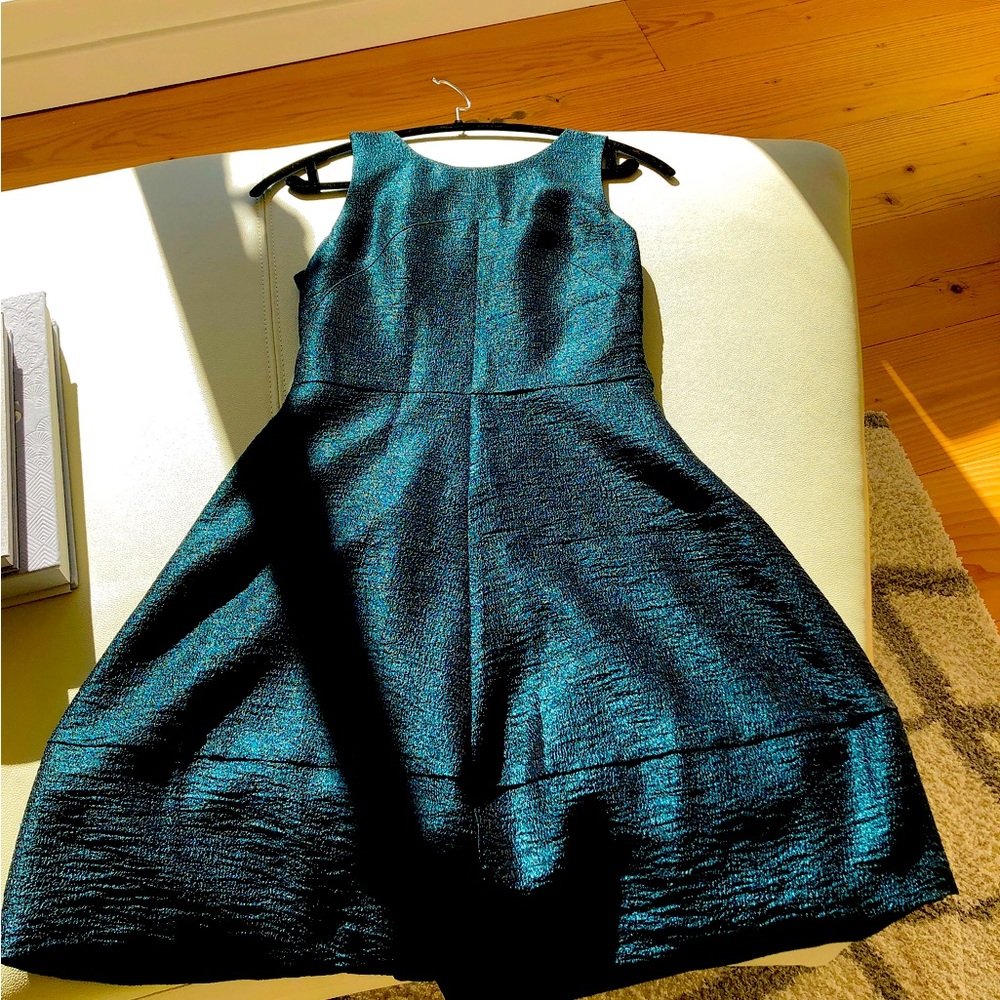 Gorgeous emerald green cocktail dress - size 6 (US)